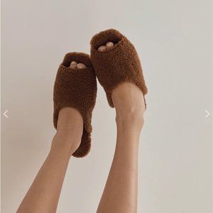 deiji studios shearling slides in chestnut • sz 39